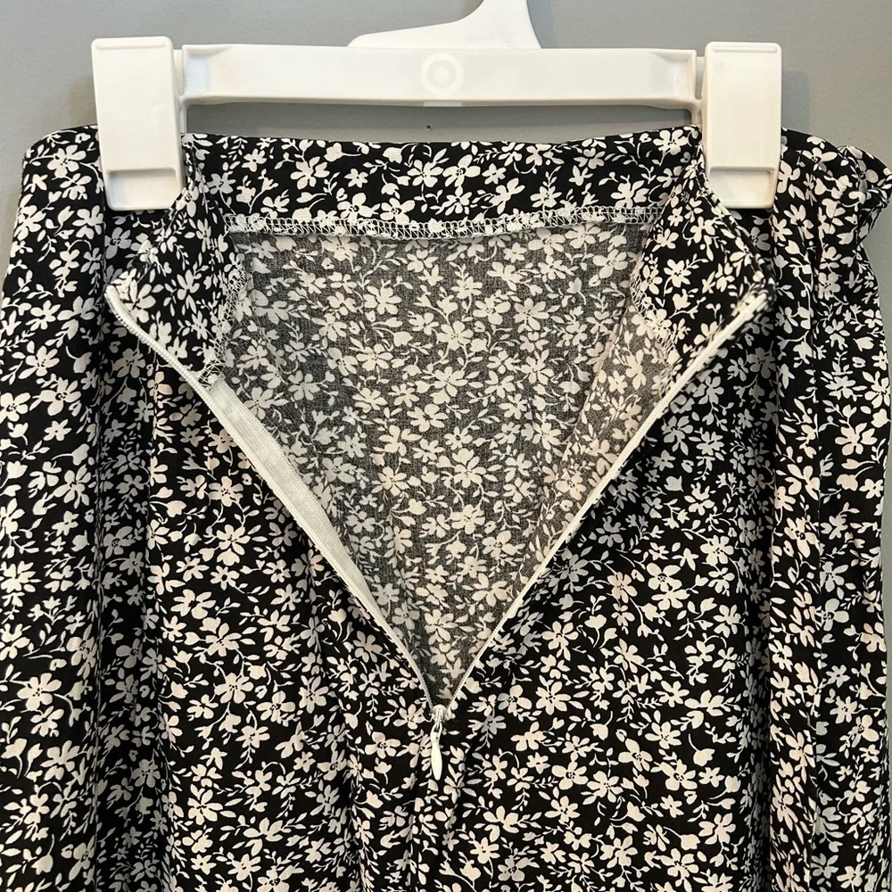 Never worn. Ditsy Floral Split Thigh Skirt size medium - Picture 6 of 7